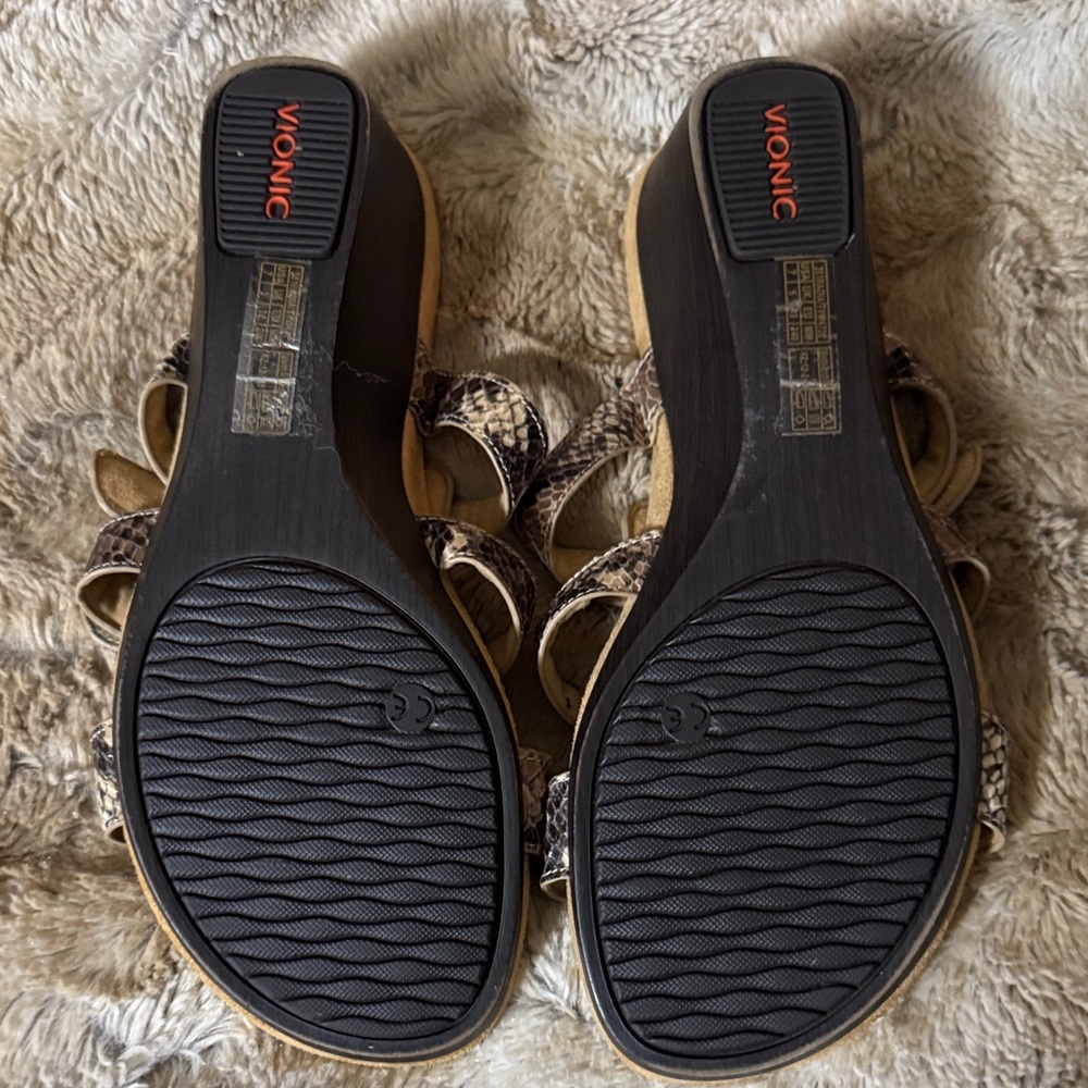 Vionic Multi-tone Snakeskin Slide Sandals w/Build-in Orthotic Support - Size 7 - Picture 4 of 4